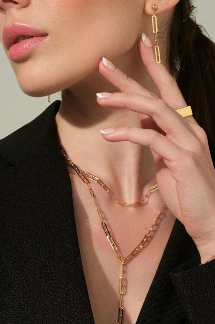 Zafrah 14k solid gold paperclip link Y necklace worn by a model with matching paperclip earrings and gold ring