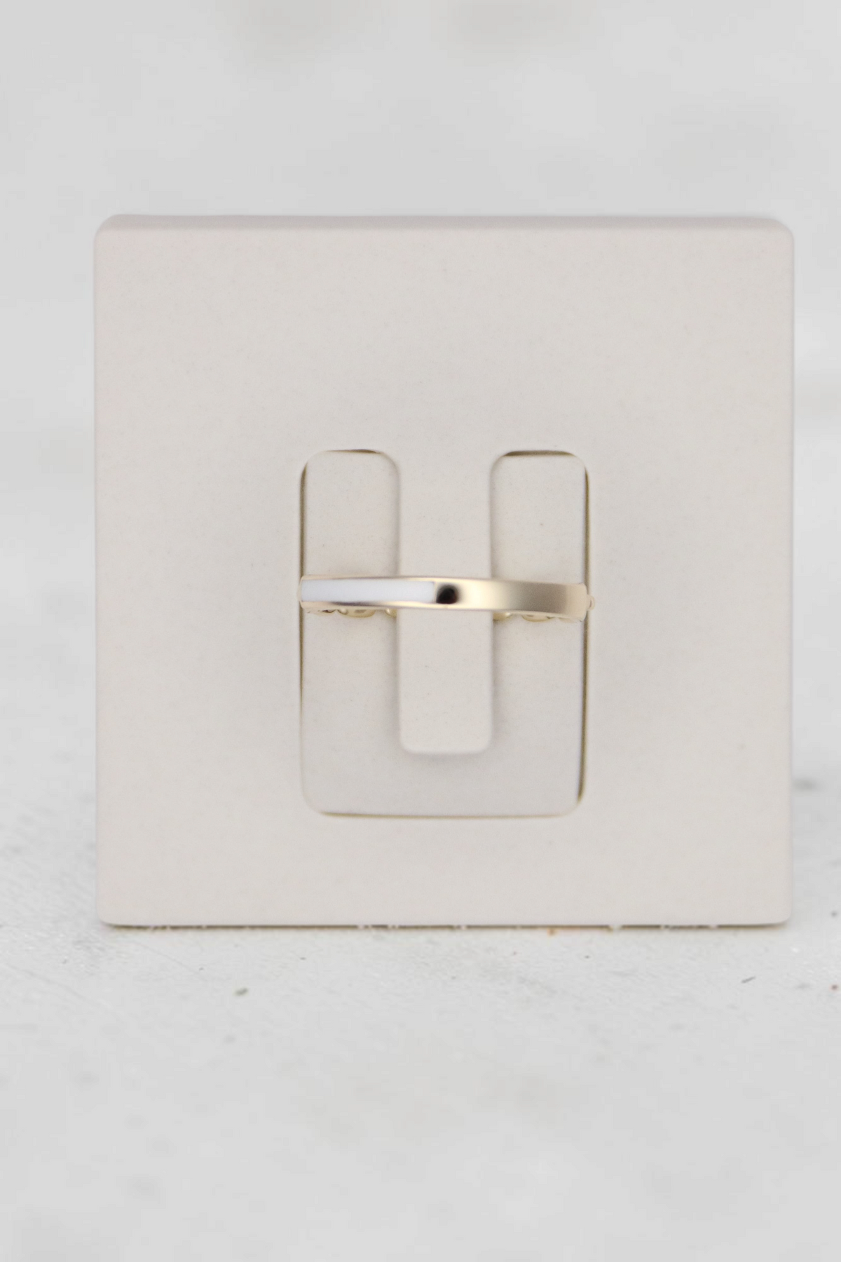 Zafrah 14k solid gold chain link ring in size 7, displayed on a white jewelry stand.
