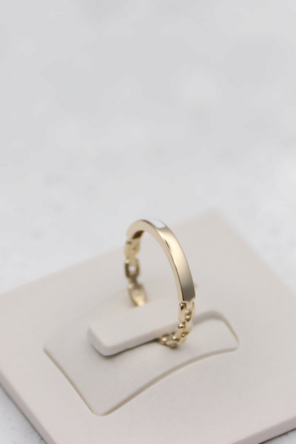 Zafrah 14k solid gold chain link ring with a polished flat band detail on a white display stand