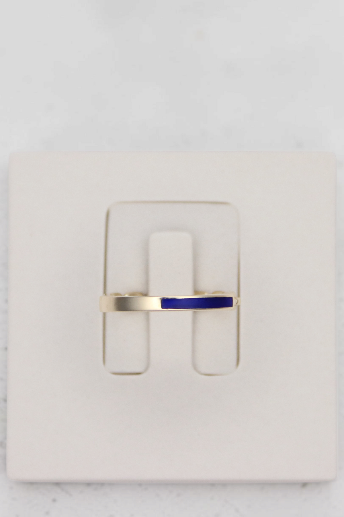 Zafrah 14k solid gold chain link ring featuring a sleek blue enamel inlay, size 7, elegant minimalist design.