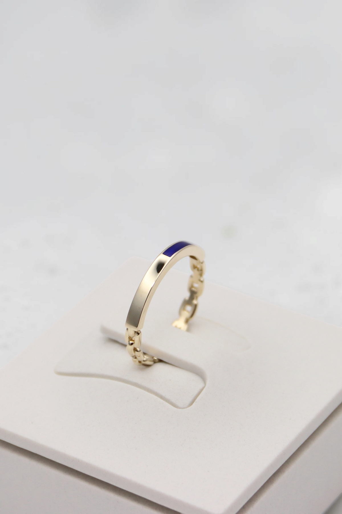Zafrah 14k solid gold chain link ring featuring a sleek polished band with a vibrant blue enamel inlay