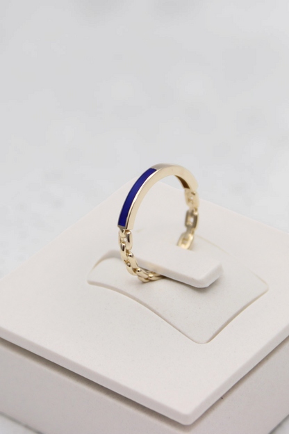 Zafrah 14k solid gold chain link ring featuring a sleek blue enamel inlay on a white display stand.