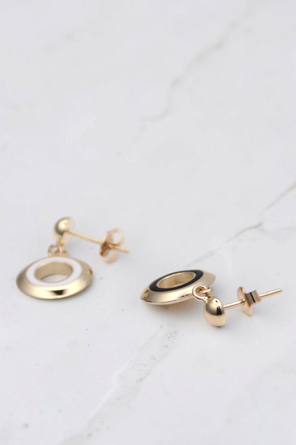 Zafrah 14k solid gold circle earrings featuring black and white enamel inlay, elegant stud design.