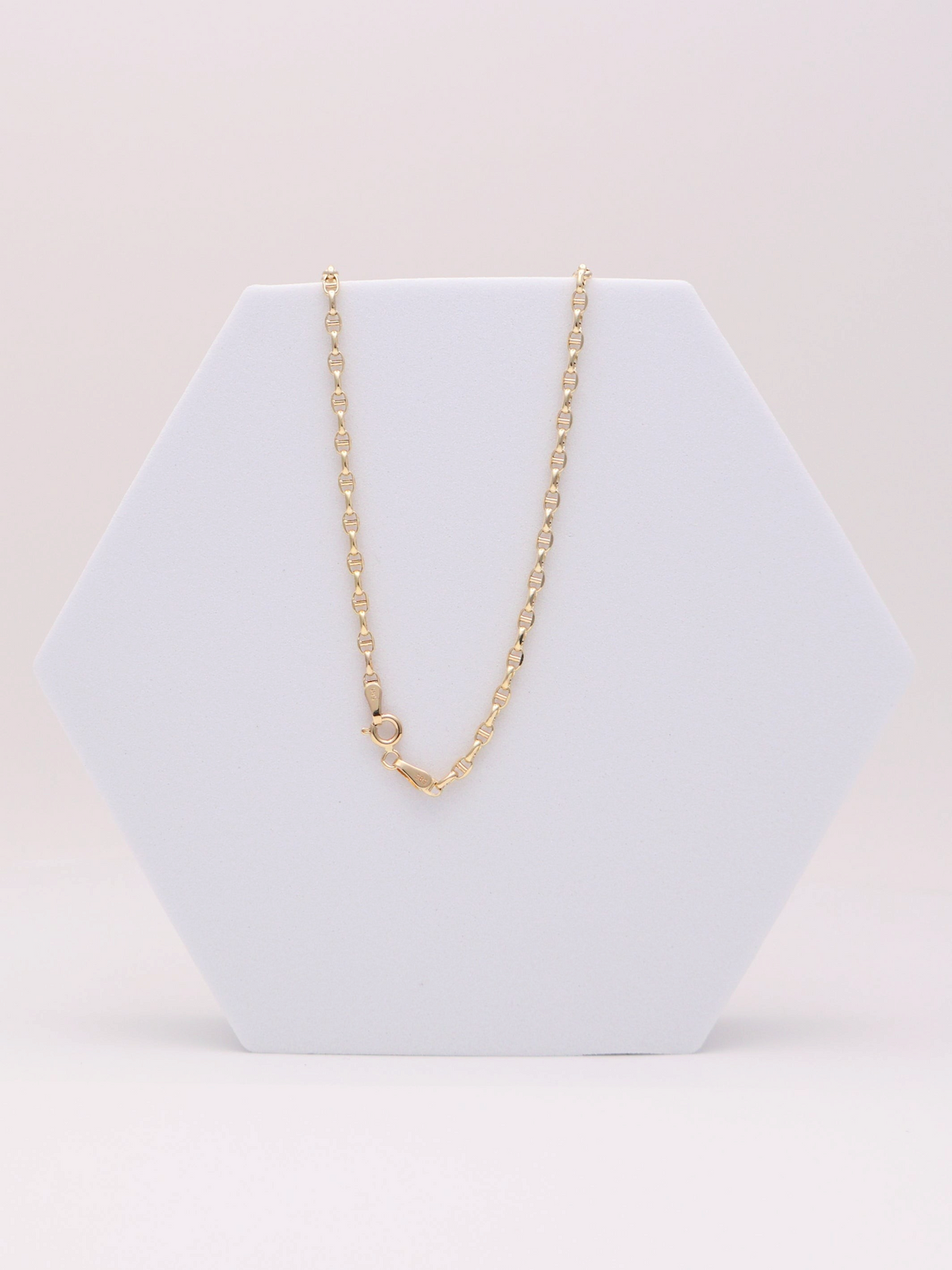 Zafrah 14k yellow gold 2.5mm mariners link chain necklace, 19.5 inches long, displayed on a white hexagonal stand.
