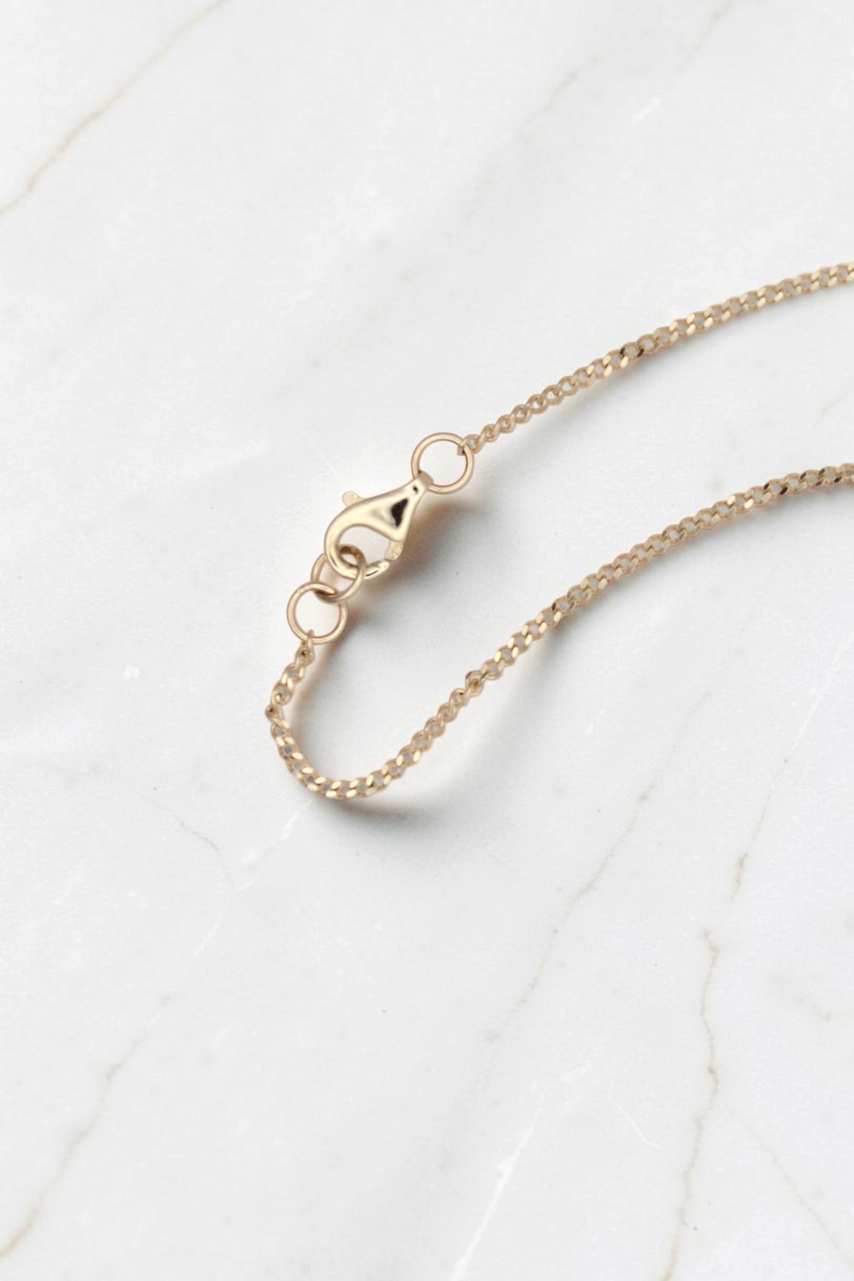 Zafrah 14k solid gold curb chain necklace featuring a secure lobster clasp closure on an 18-inch chain