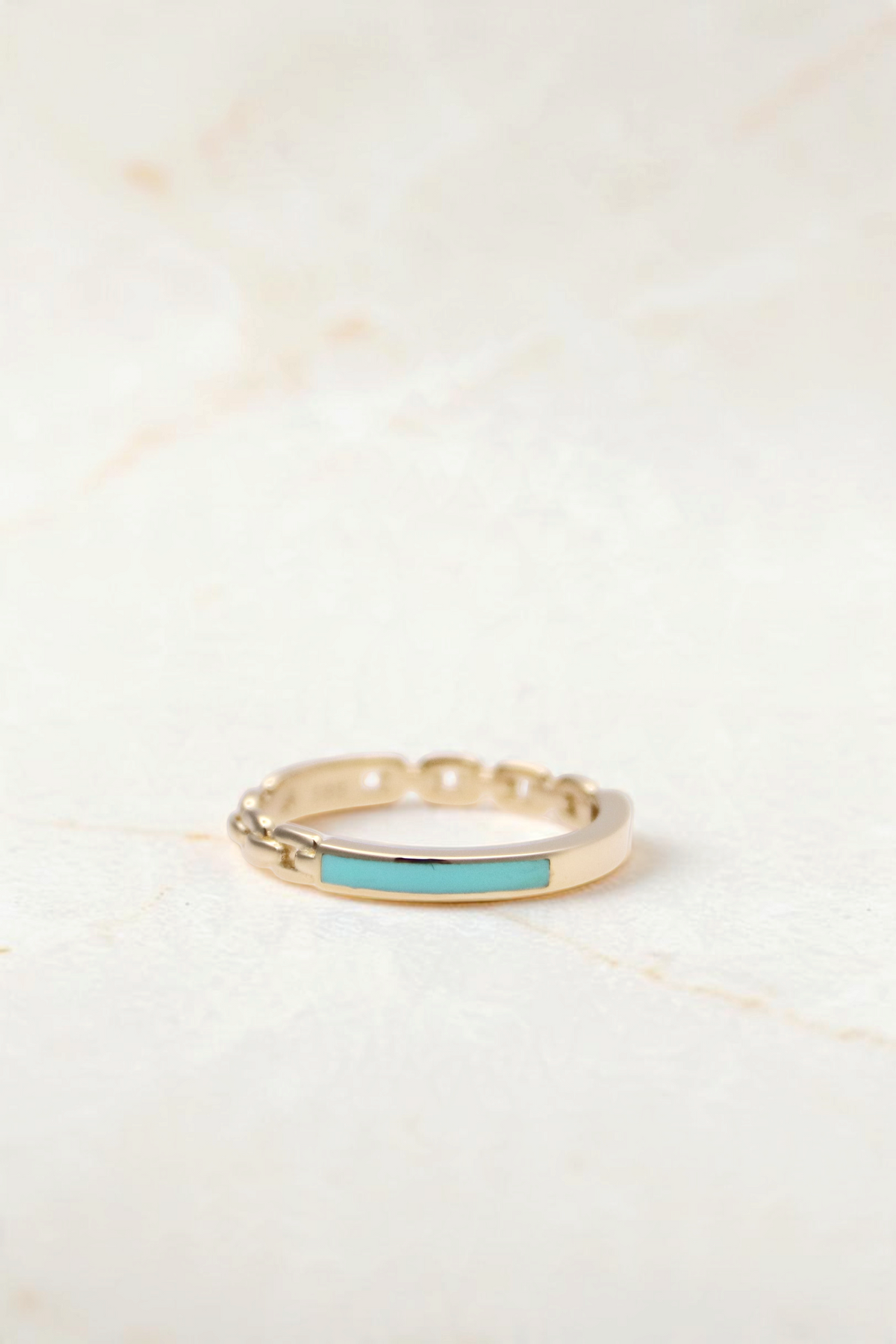 Zafrah 14k solid gold chain link ring with a turquoise enamel inlay, size 7, weighing 2.1g.