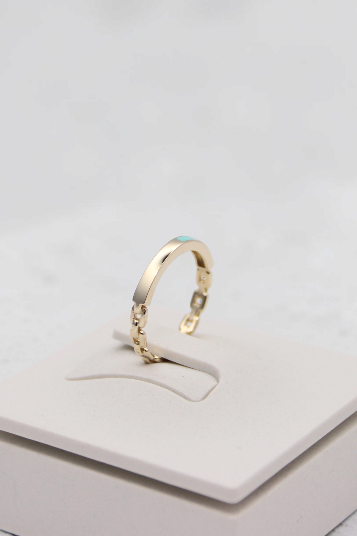 Zafrah 14k solid gold chain link ring, size 7, featuring a polished band on a white display stand.