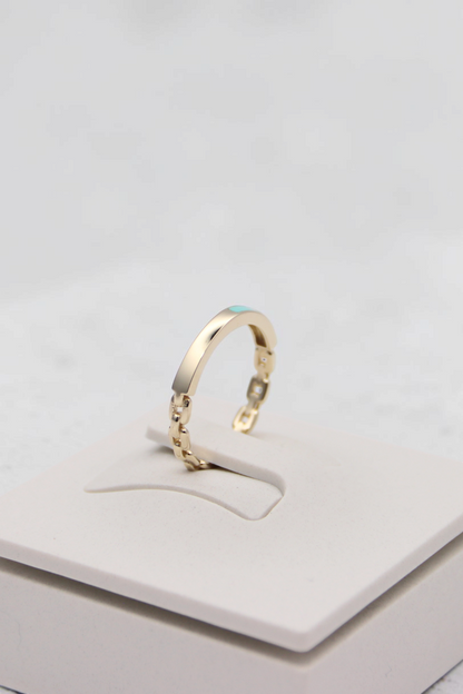 Zafrah 14k solid gold chain link ring, size 7, featuring a polished band on a white display stand.