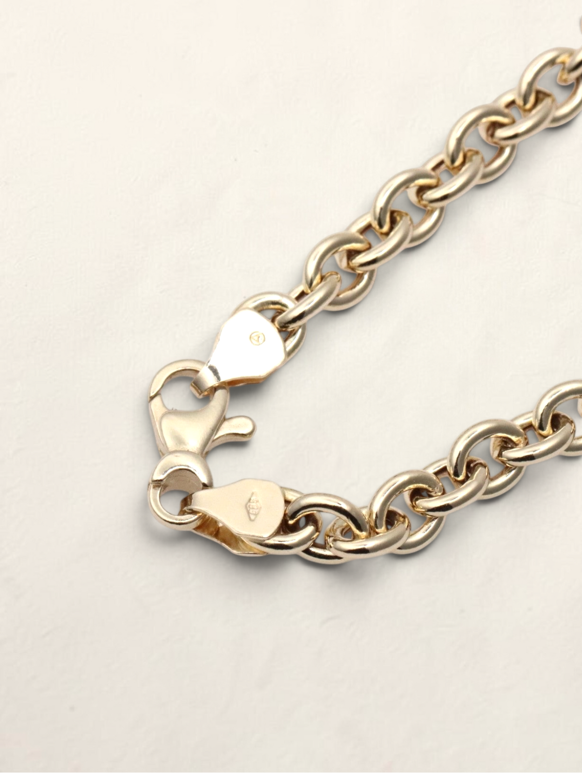 Zafrah 14K yellow gold rolo link bracelet with a secure lobster claw clasp on a neutral background.