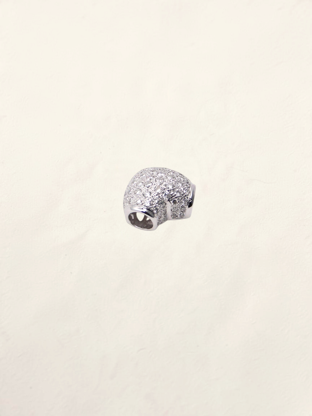 Zafrah 18K white gold heart pendant featuring a pavé diamond setting with 0.95ctw round VS1 F-G diamonds.