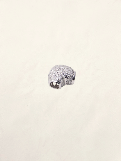 Zafrah 18K white gold heart pendant featuring a pavé diamond setting with 0.95ctw round VS1 F-G diamonds.
